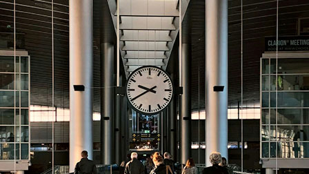 Hora límite View of a clock on a column at an airport terminal.