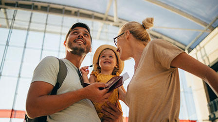 Mneores, Niños y Bebés Boy beside a plane window playing with a toy.