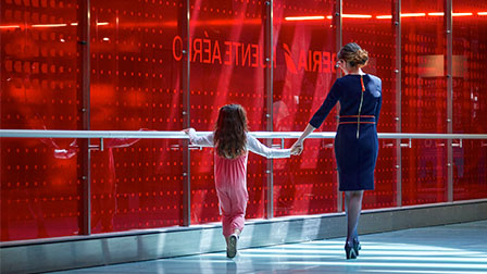 Menores Viajando Solos Chief flight attendant escorting a girl on her journey.