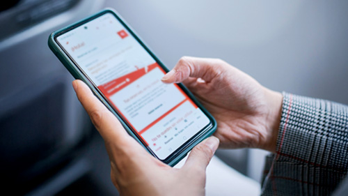Subastas Persona revisando en su móvil las subastas de vuelos en la página web de Iberia